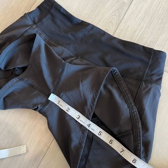 Lululemon women’s black shorts size 2 - Picture 4 of 8